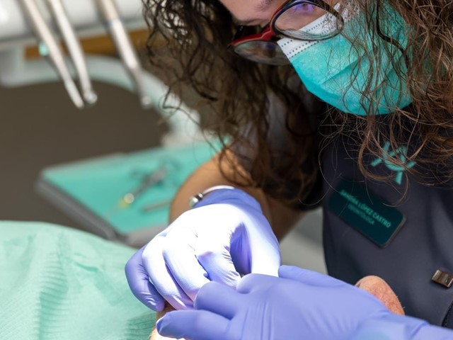 Colocamos implantes dentales con precisión