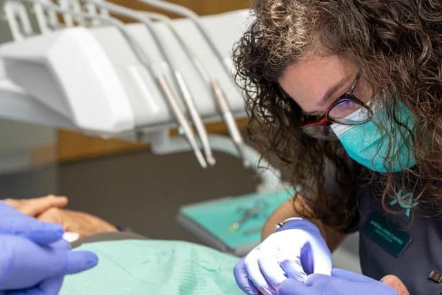 Colocamos implantes dentales con precisión